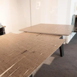 Esstisch 1460 Fontana Platte Quarzit Brown Silk Braun Geledert Sockel Eiche Dunkelgrau Gebeizt Und Lackiert Mit Auszug