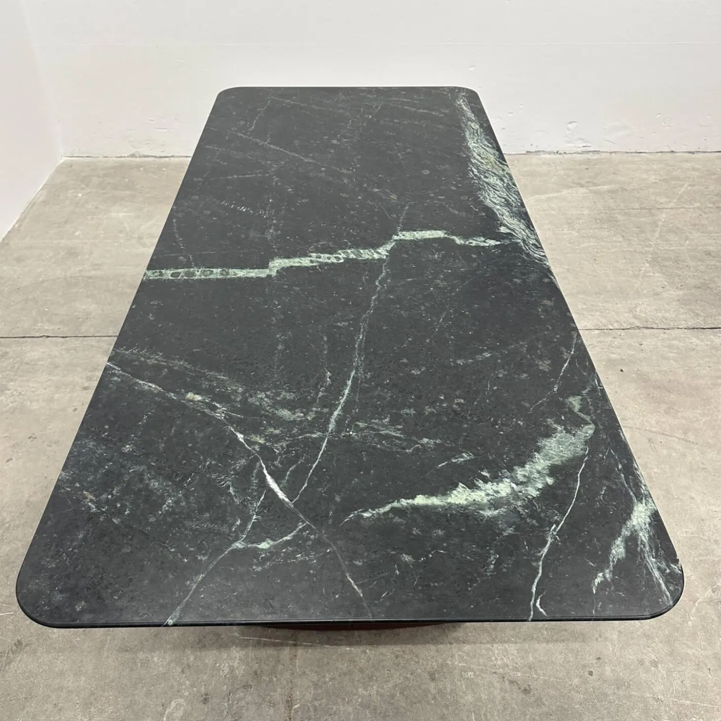 Esstisch 3222 Ipa Platte Stein Tauern Schwarz Grün Geschliffen Wangen Stoff 10125 Bordeaux Rot