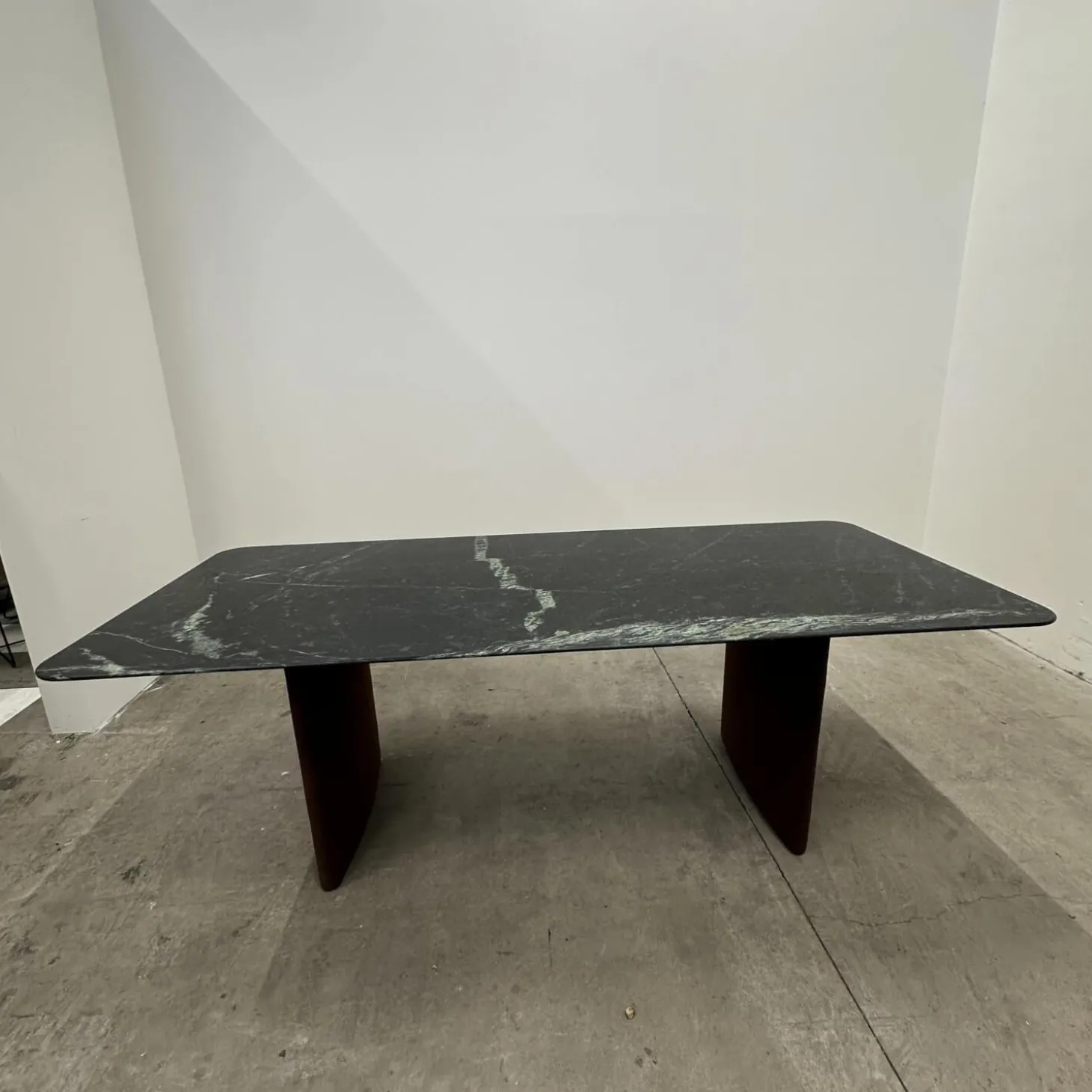 Esstisch 3222 Ipa Platte Stein Tauern Schwarz Grün Geschliffen Wangen Stoff 10125 Bordeaux Rot