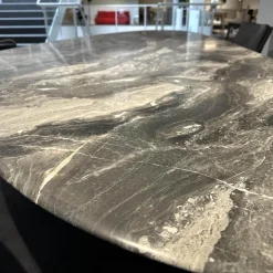 Esstisch 1550 Kent Platte Trilungo Kalkstein Orobico Light Geledert Gestell Aluguss Schwarz Beschichtet