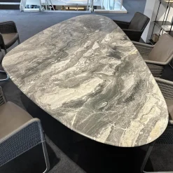 Esstisch 1550 Kent Platte Trilungo Kalkstein Orobico Light Geledert Gestell Aluguss Schwarz Beschichtet