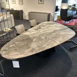 Esstisch 1550 Kent Platte Trilungo Kalkstein Orobico Light Geledert Gestell Aluguss Schwarz Beschichtet