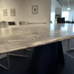 Esstisch 1550 Kent Platte Trilungo Kalkstein Orobico Light Geledert Gestell Aluguss Schwarz Beschichtet