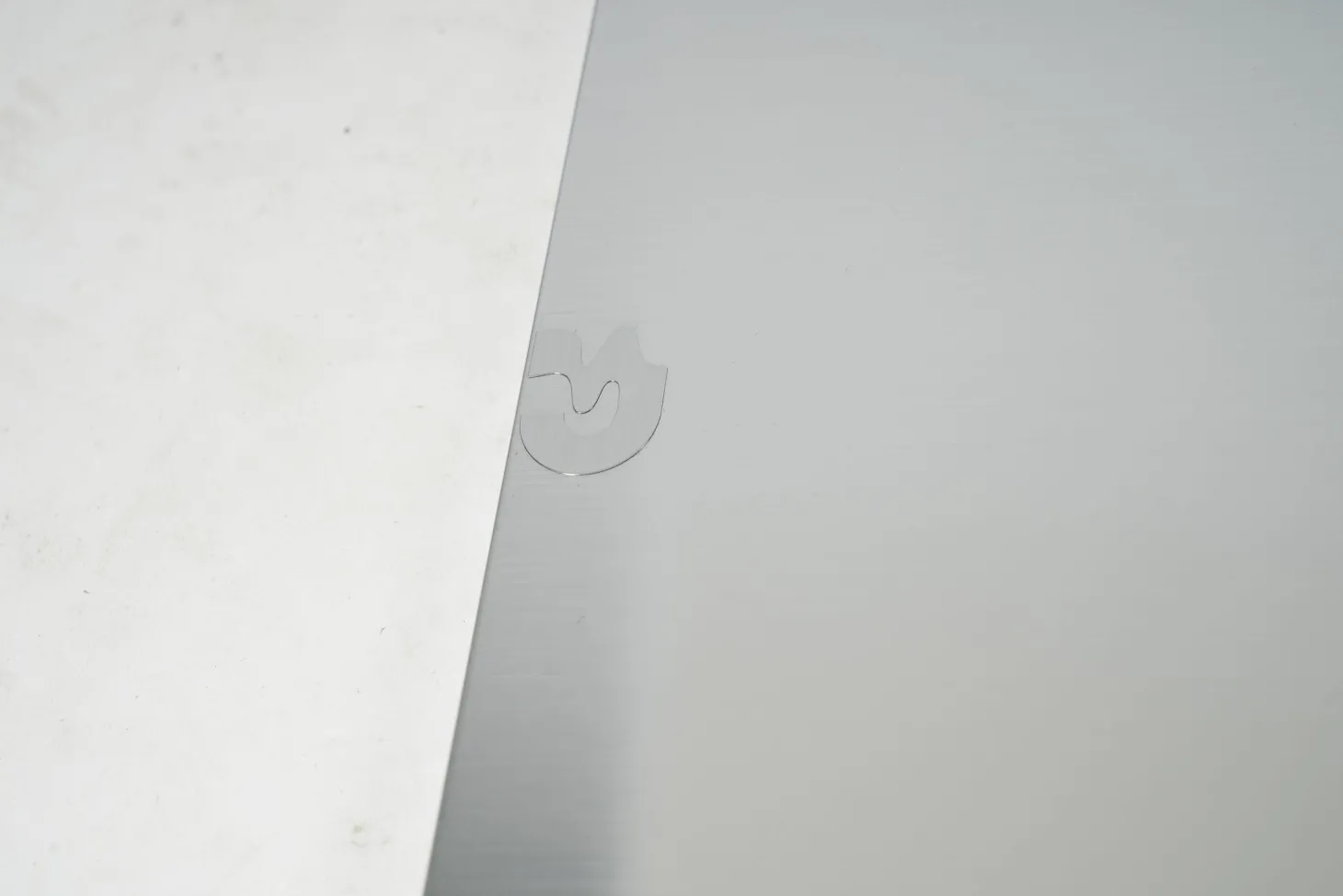 Esstisch 1010 Lift IV Satiniertes Weissglas Bodenplatte Matt-Chrom