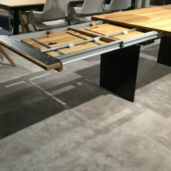 Esstisch 3110.1.2.220.1 Platte Eiche Astig Wangengestell Rohstahl Schwarz mit Klappeinlage