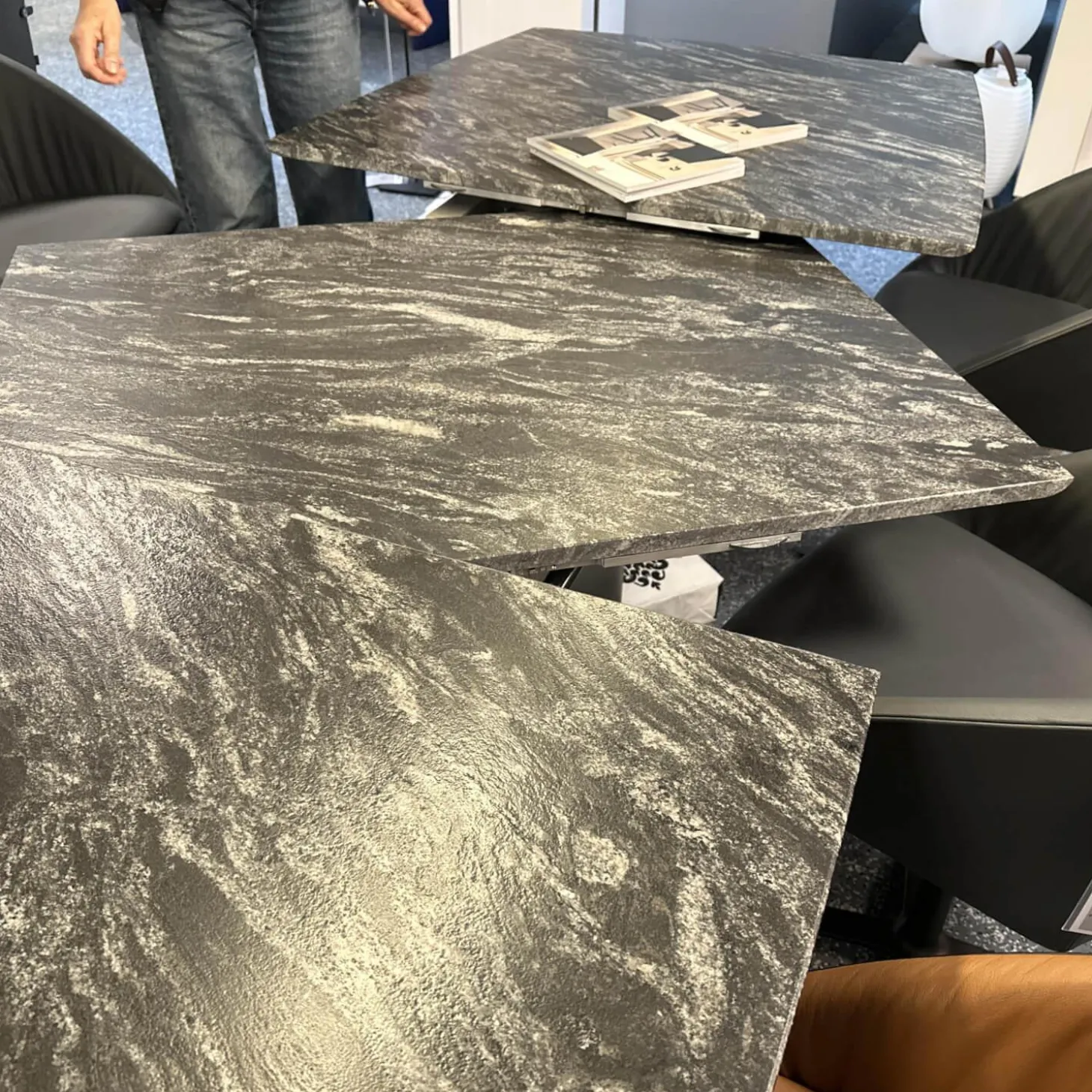 Esstisch Adler 1224 Platte Gneis Silver Paradiso Grau Geledert Sockel Edelstahl Matt Geschliffen Ohne Rollen