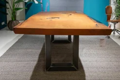 Esstisch Auckland Kauriholz mit Naturkanten Gefüllt mit Epoxyharz Gestell Natureisen Geölt