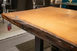 Esstisch Auckland Kauriholz mit Naturkanten Gefüllt mit Epoxyharz Gestell Natureisen Geölt