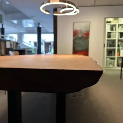 Esstisch Auckland Platte Holz Kauri Oberfläche Geschliffen Gestell Natureisen Geölt Schwarz