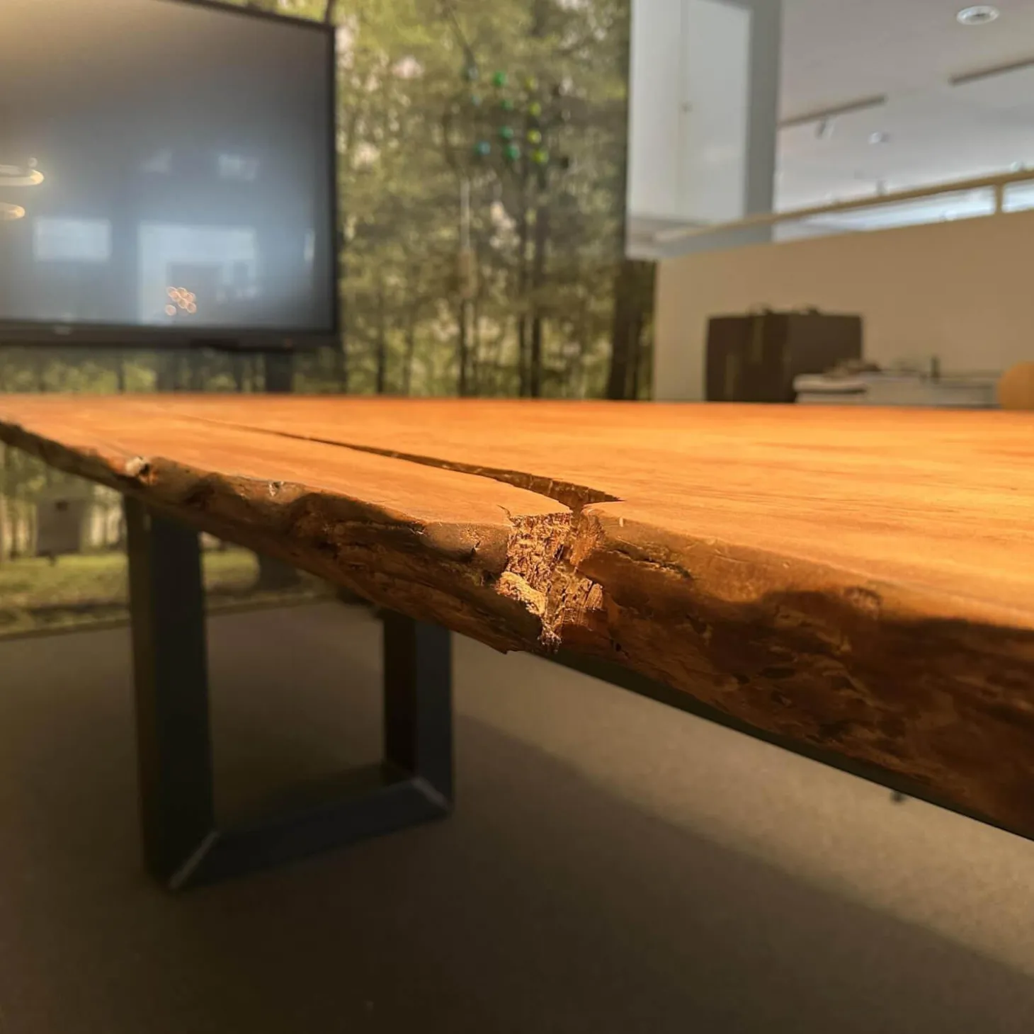 Esstisch Auckland Platte Holz Kauri Oberfläche Geschliffen Gestell Natureisen Geölt Schwarz