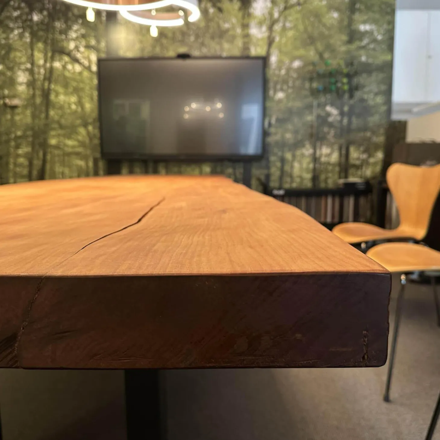 Esstisch Auckland Platte Holz Kauri Oberfläche Geschliffen Gestell Natureisen Geölt Schwarz