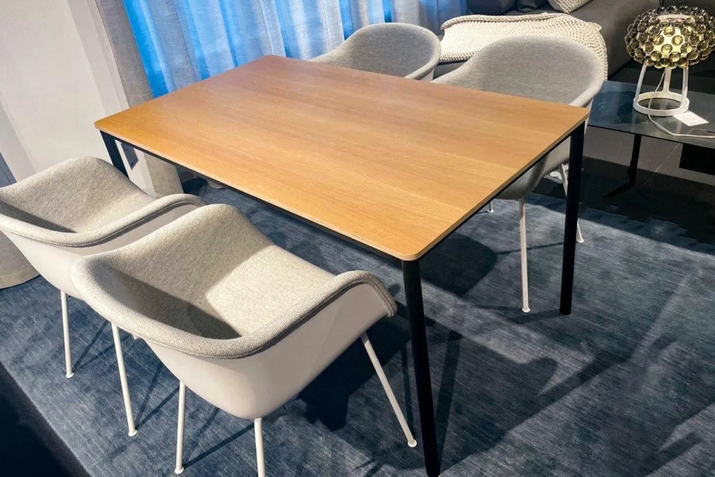 Esstisch Base Table Schichtholzplatte Eiche Furniert Klarlack Gestell Aluminium Schwarz Pulverbeschichtet