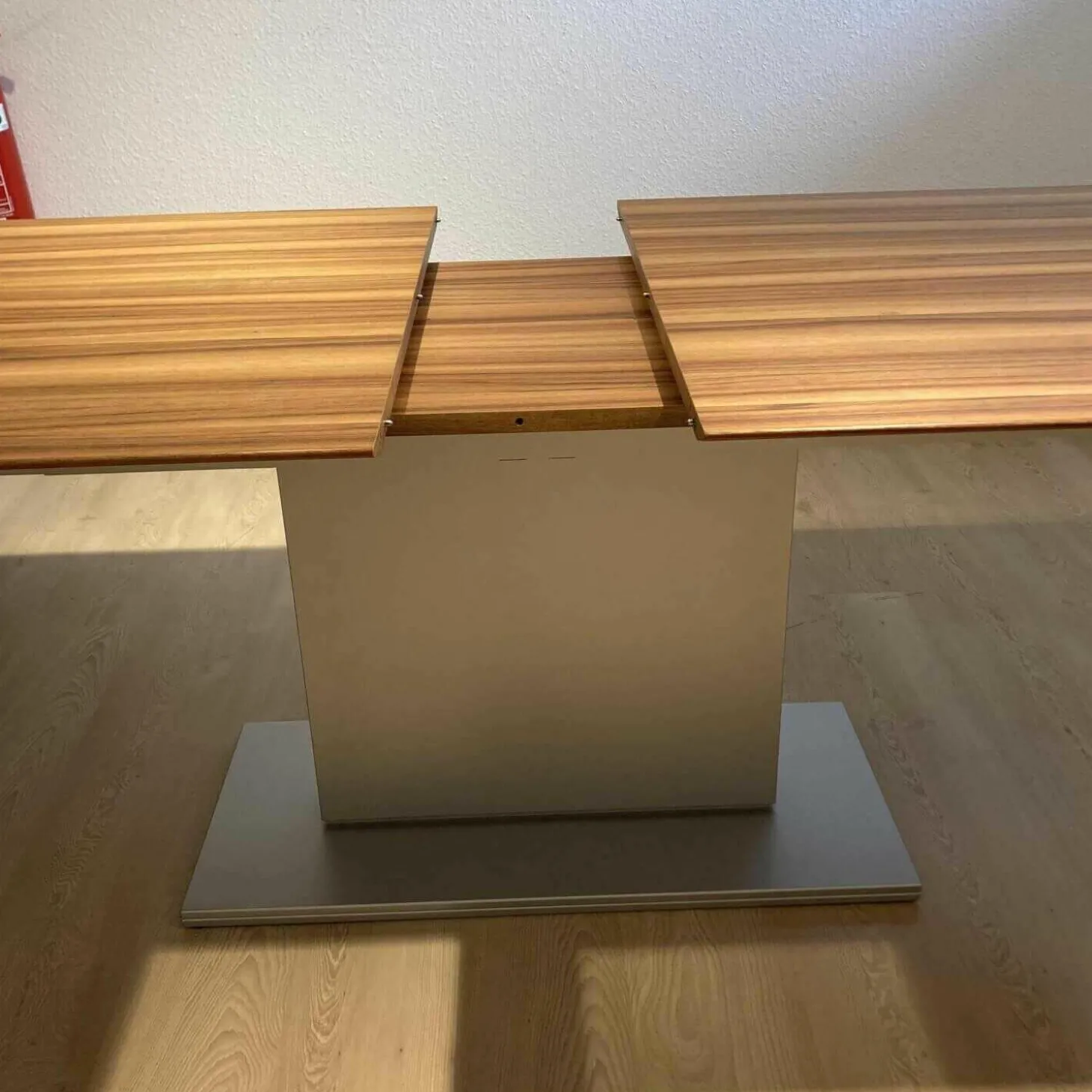 Esstisch Battuta Platte Nussbaum Gewachst Ausziehbar Sockel Chromfarbig