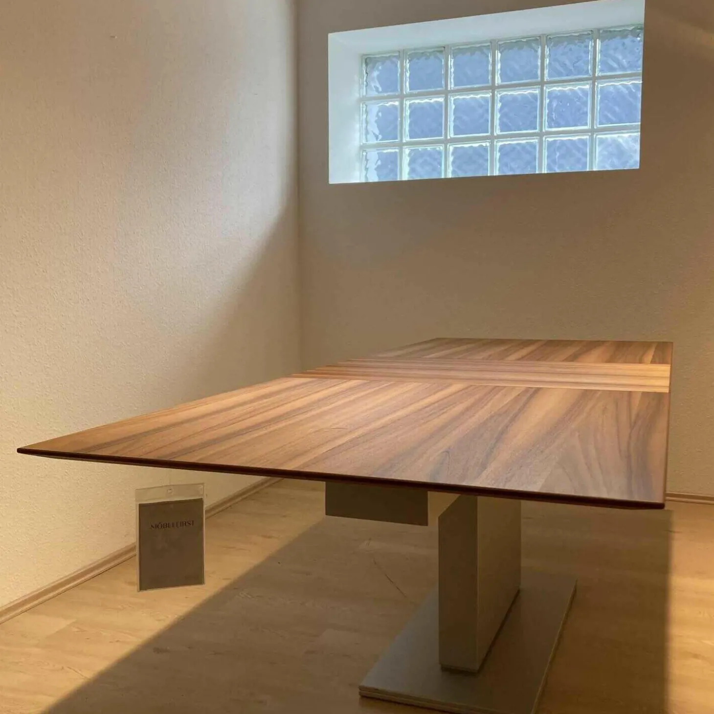 Esstisch Battuta Platte Nussbaum Gewachst Ausziehbar Sockel Chromfarbig