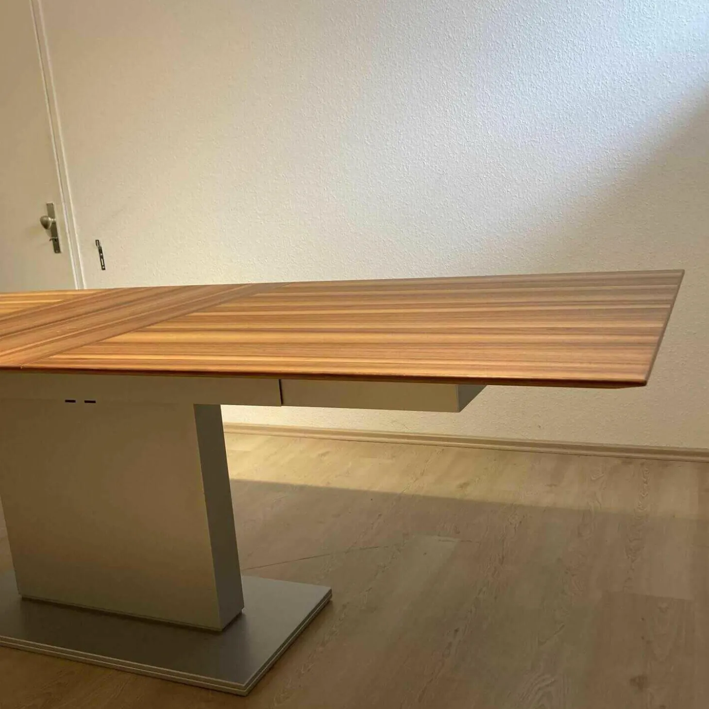 Esstisch Battuta Platte Nussbaum Gewachst Ausziehbar Sockel Chromfarbig