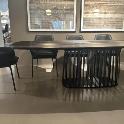 Esstisch BC07 Basket Platte Lärche Geköhlt Braun Gestell Metall RAL9005 Tiefschwarz Schwarz