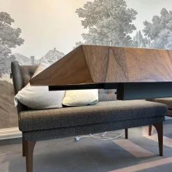 Esstisch Carreau Platte Nussbaum Splint Rautenförmiger Zentralfuß Untergestell Eiche Lack Carbon