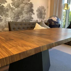 Esstisch Carreau Platte Nussbaum Splint Rautenförmiger Zentralfuß Untergestell Eiche Lack Carbon