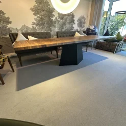 Esstisch Carreau Platte Nussbaum Splint Rautenförmiger Zentralfuß Untergestell Eiche Lack Carbon