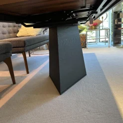 Esstisch Carreau Platte Nussbaum Splint Rautenförmiger Zentralfuß Untergestell Eiche Lack Carbon