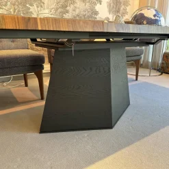 Esstisch Carreau Platte Nussbaum Splint Rautenförmiger Zentralfuß Untergestell Eiche Lack Carbon