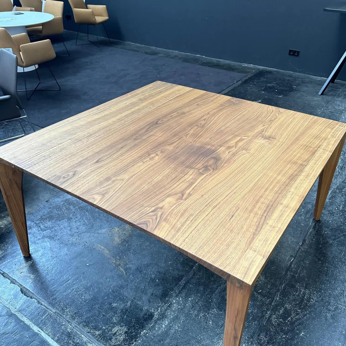 Esstisch Delta Nussbaum Natur Geölt Mit Gummierten Kunststoffgleitern