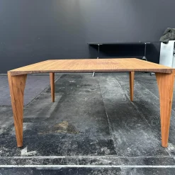 Esstisch Delta Nussbaum Natur Geölt Mit Gummierten Kunststoffgleitern