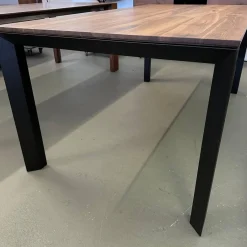 Esstisch Divano IV Astiger Nussbaum Natur Geölt Gestell Aluminium Schwarz Gepulvert Inklusive Auszug