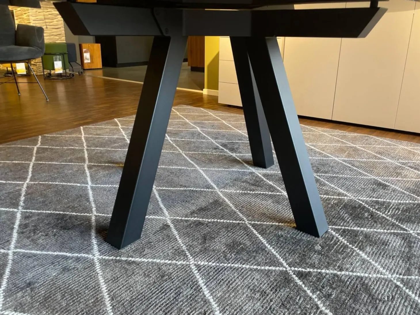 Esstisch Duero Rund Tischplatte Keramik LC 7011 Schwarz Mit Weißen Akzenten Gestell Metall Pulverbeschichtet Schwarz