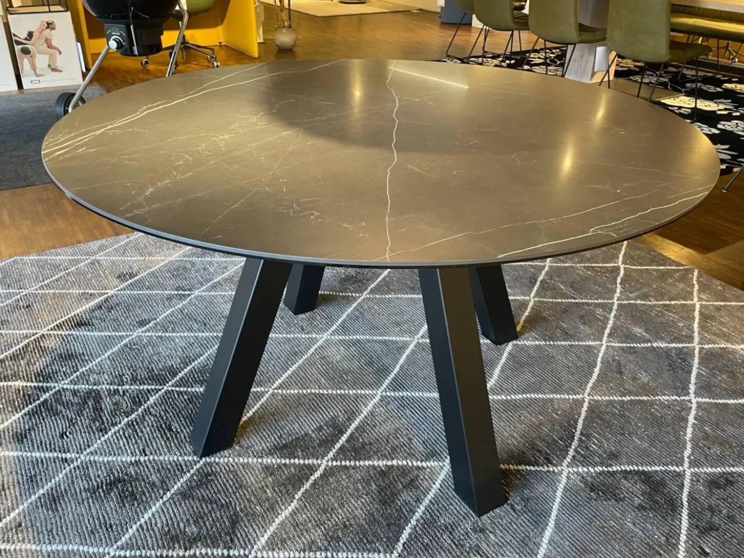 Esstisch Duero Rund Tischplatte Keramik LC 7011 Schwarz Mit Weißen Akzenten Gestell Metall Pulverbeschichtet Schwarz