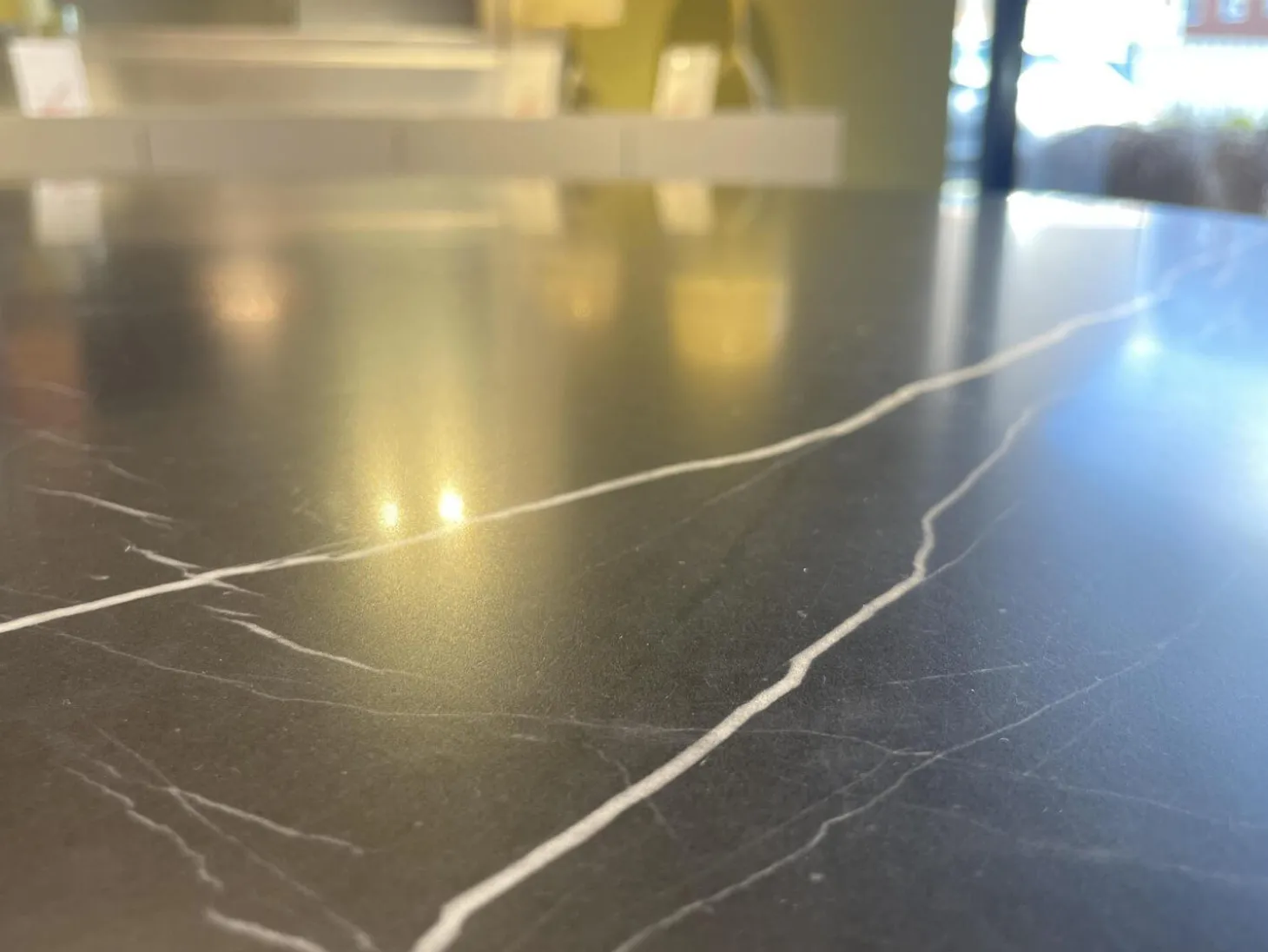 Esstisch Duero Rund Tischplatte Keramik LC 7011 Schwarz Mit Weißen Akzenten Gestell Metall Pulverbeschichtet Schwarz