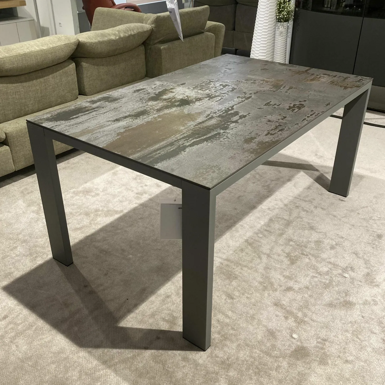 Esstisch Edge Tischplatte Dekton Industrial Trilium Gestell Metall Stahlgrau