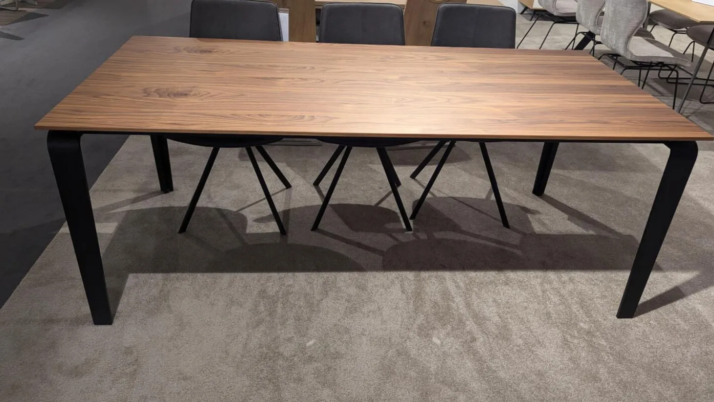 Esstisch ET524 200 Platte Nussbaum Natur Geplankt Lackiert Gestell Schwarz Lackiert Mit Auszug Ohne Stühle