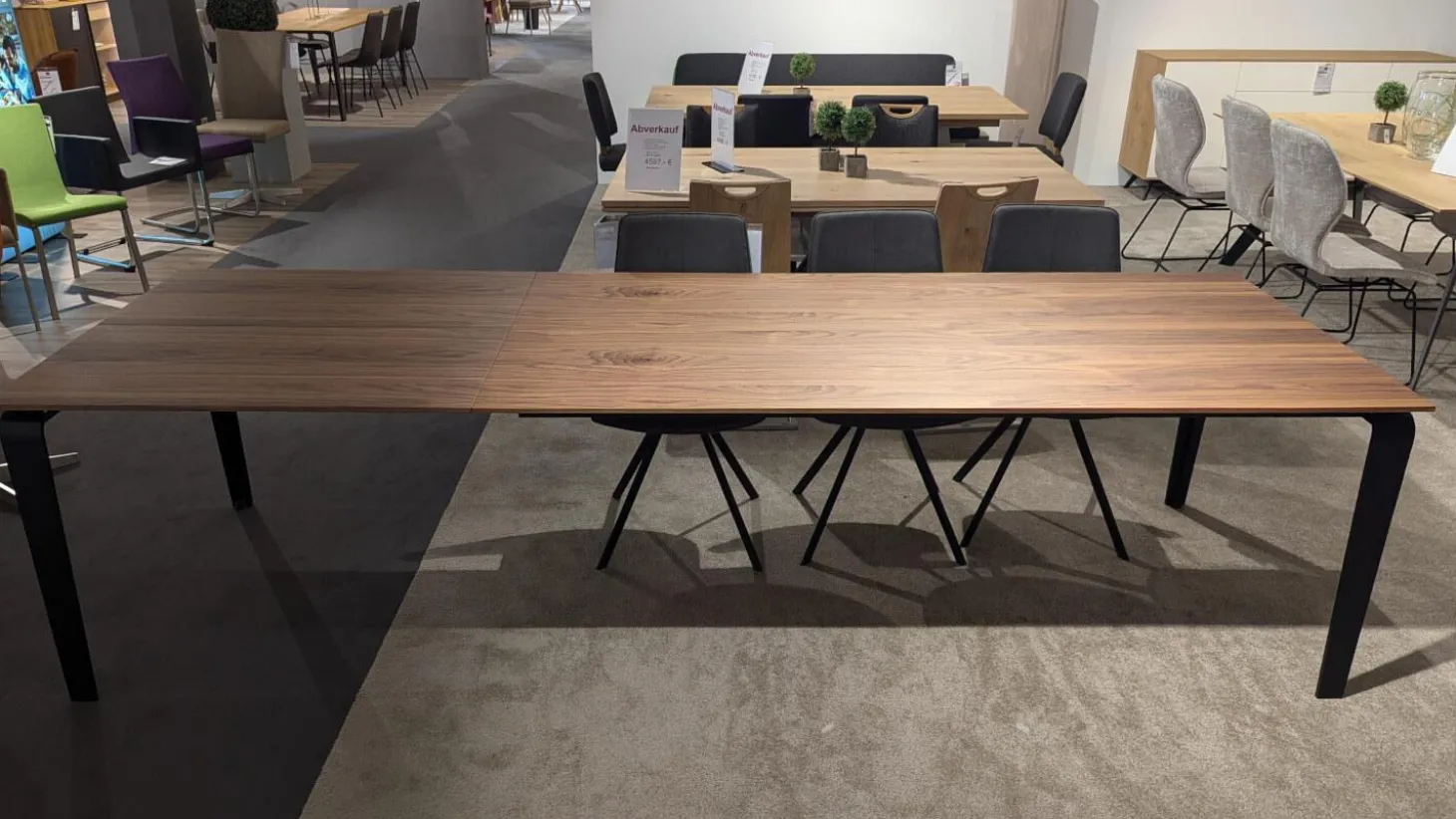 Esstisch ET524 200 Platte Nussbaum Natur Geplankt Lackiert Gestell Schwarz Lackiert Mit Auszug Ohne Stühle