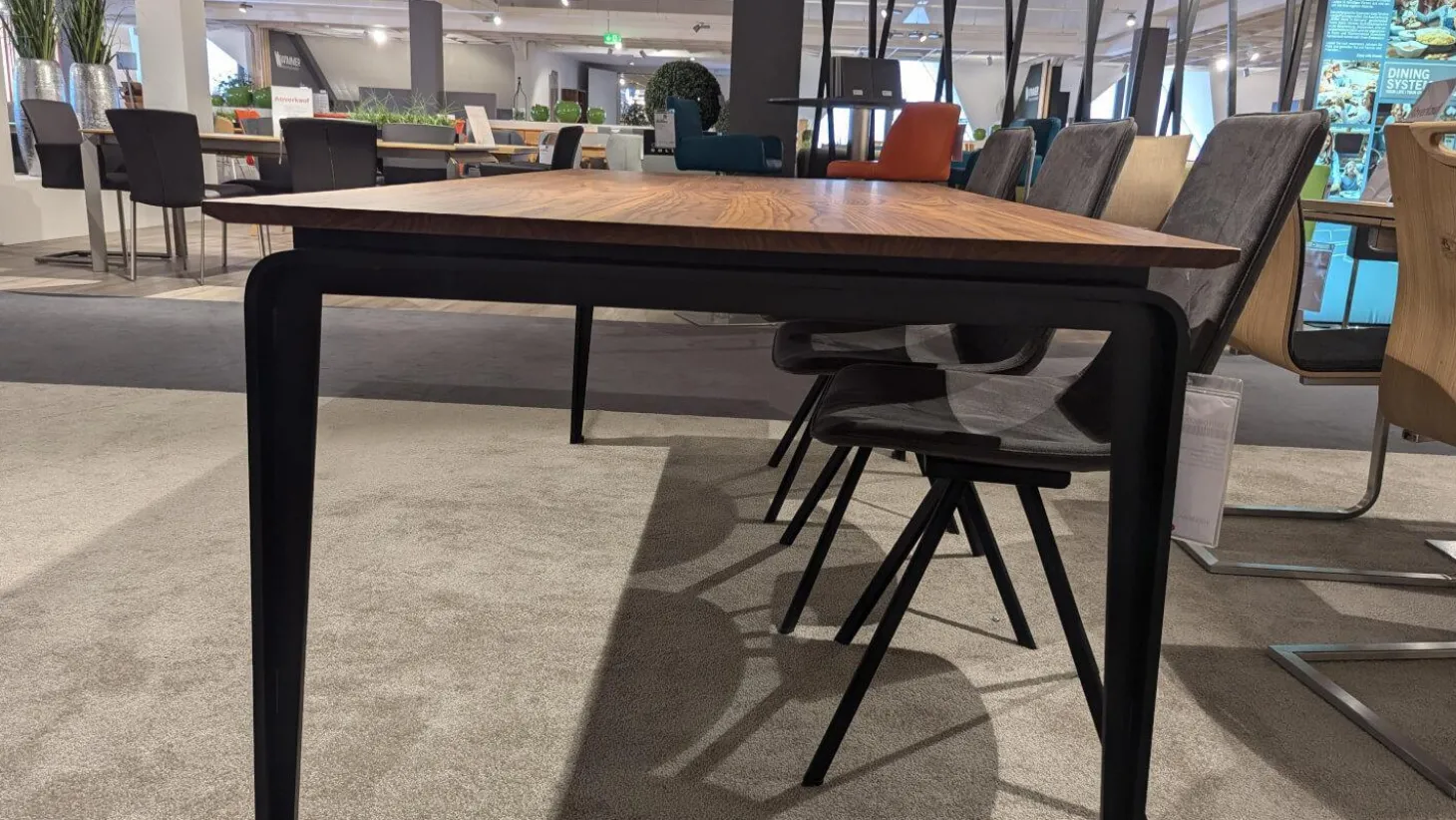 Esstisch ET524 200 Platte Nussbaum Natur Geplankt Lackiert Gestell Schwarz Lackiert Mit Auszug Ohne Stühle