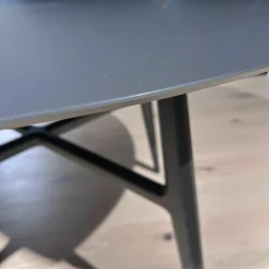 Esstisch Francis Patte Satiniertes Glas Java Opaco Anthrazit Gestell Aluminium Java Schwarz Pulverbeschichtet