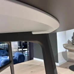 Esstisch Francis Patte Satiniertes Glas Java Opaco Anthrazit Gestell Aluminium Java Schwarz Pulverbeschichtet