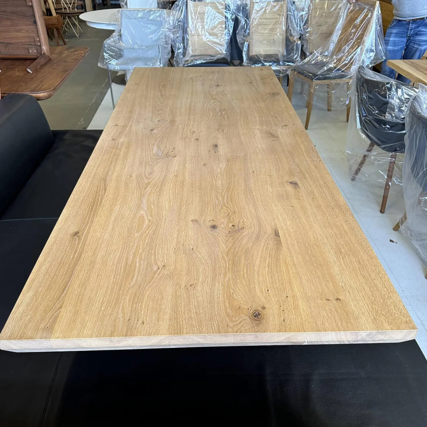 Esstisch Kaate Knorrige Eiche Puro Geölt Äste Mit Harz Ausgegossen Metallgestell Schwarz Lackiert