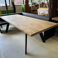 Esstisch Kaate Knorrige Eiche Puro Geölt Äste Mit Harz Ausgegossen Metallgestell Schwarz Lackiert