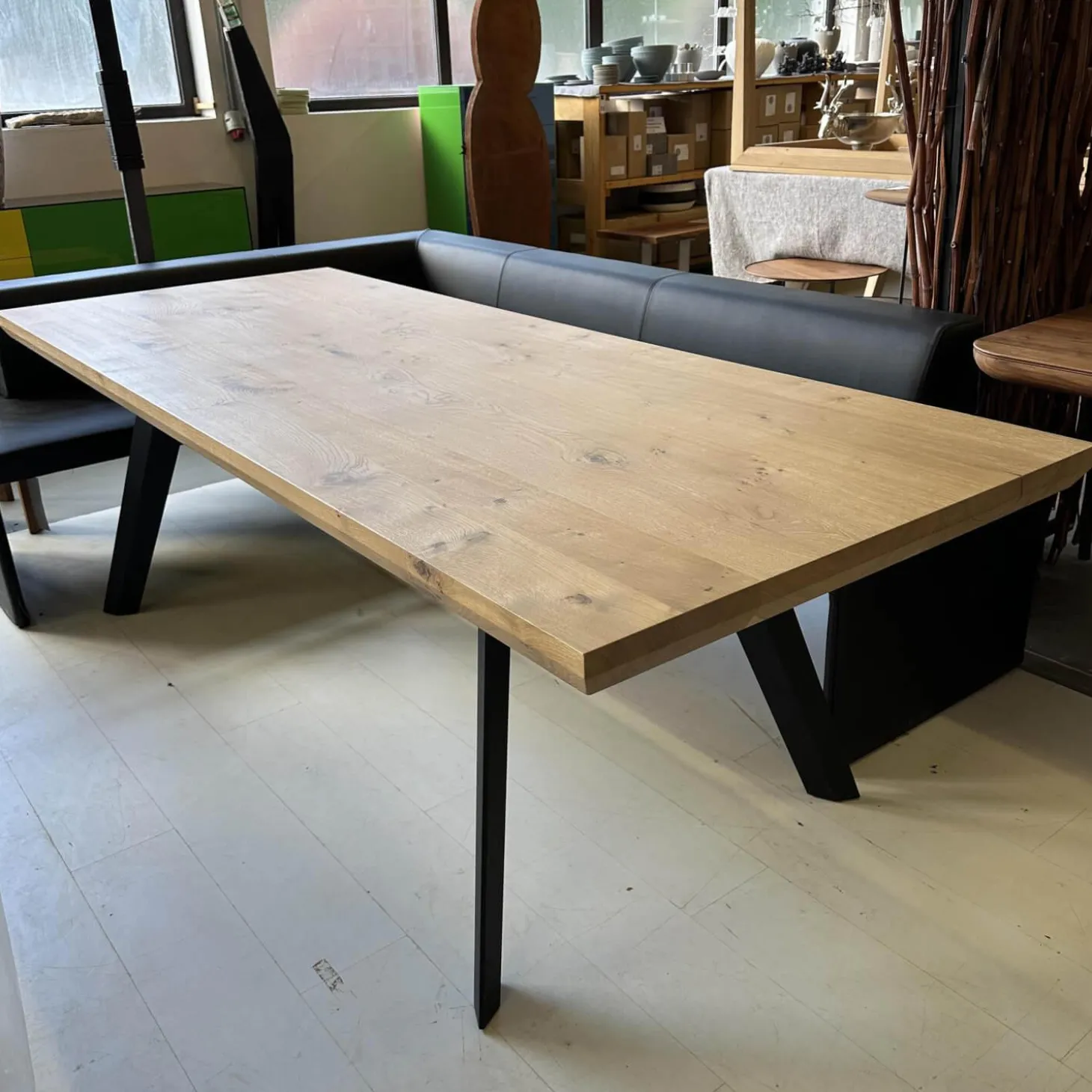 Esstisch Kaate Knorrige Eiche Puro Geölt Äste Mit Harz Ausgegossen Metallgestell Schwarz Lackiert