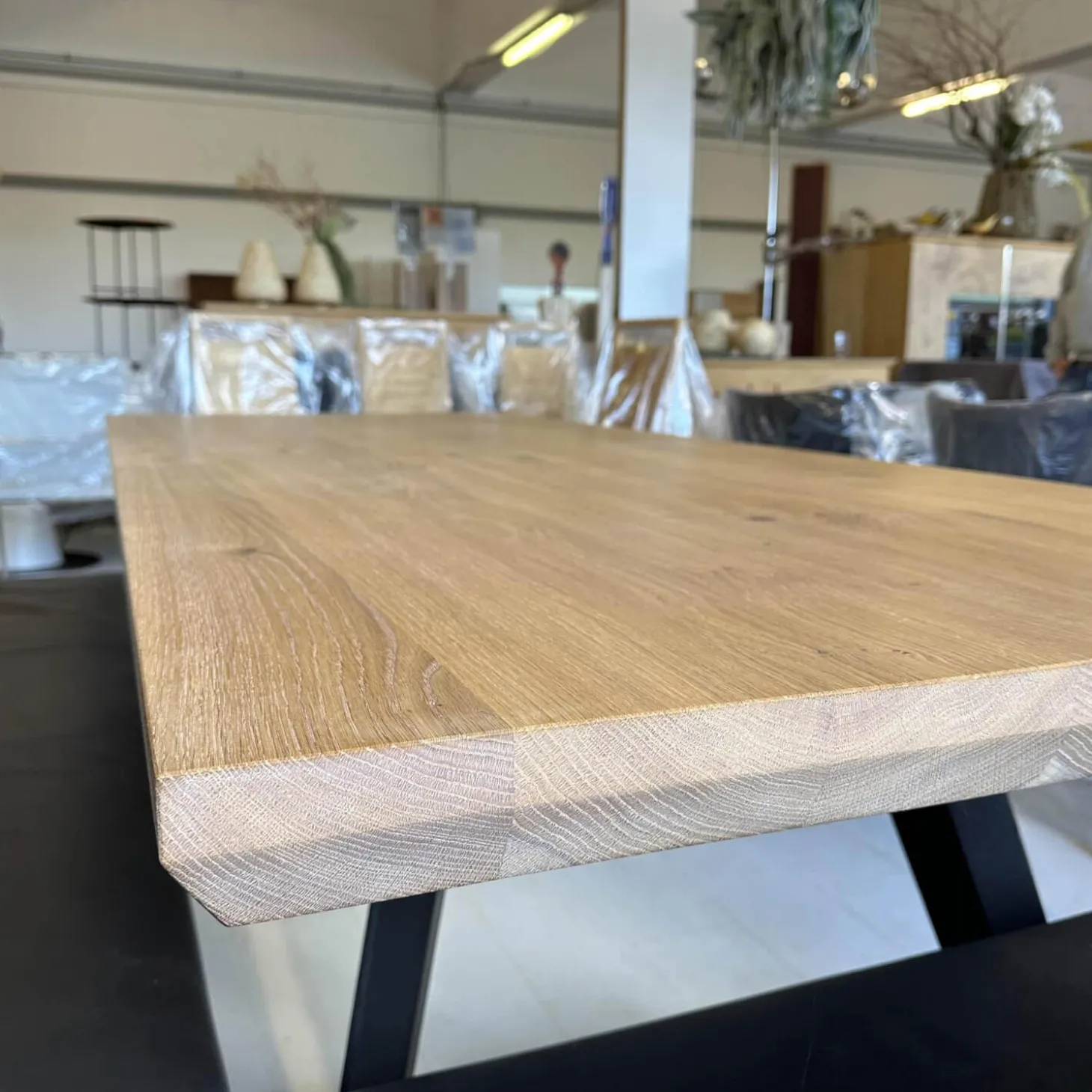 Esstisch Kaate Knorrige Eiche Puro Geölt Äste Mit Harz Ausgegossen Metallgestell Schwarz Lackiert