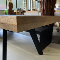 Esstisch Kaate Knorrige Eiche Puro Geölt Äste Mit Harz Ausgegossen Metallgestell Schwarz Lackiert