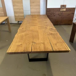 Esstisch Kantara Platte Knorrige Eiche Natur Geölt Stahlkufen Schwarz Gepulvert Mit Natürlicher Baumkante