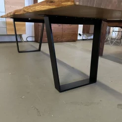 Esstisch Kantara Platte Knorrige Eiche Natur Geölt Stahlkufen Schwarz Gepulvert Mit Natürlicher Baumkante