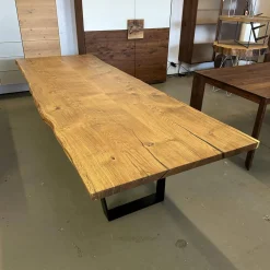 Esstisch Kantara Platte Knorrige Eiche Natur Geölt Stahlkufen Schwarz Gepulvert Mit Natürlicher Baumkante