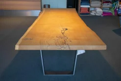 Esstisch Kantara Tischplatte Knorrige Eiche Naturgeölt mit Naturkante Gestell Stahl