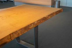 Esstisch Kantara Tischplatte Knorrige Eiche Naturgeölt mit Naturkante Gestell Stahl