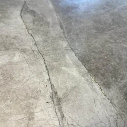 Esstisch Kent 1550 Platte Trapeza Kalkstein Persian Silk Grau Geledert Gestell 2 Halbschalen Aluminiumguss Schwarz