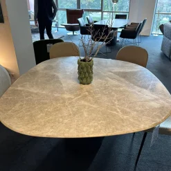 Esstisch Kent 1550 Platte Trapeza Kalkstein Persian Silk Grau Geledert Gestell 2 Halbschalen Aluminiumguss Schwarz