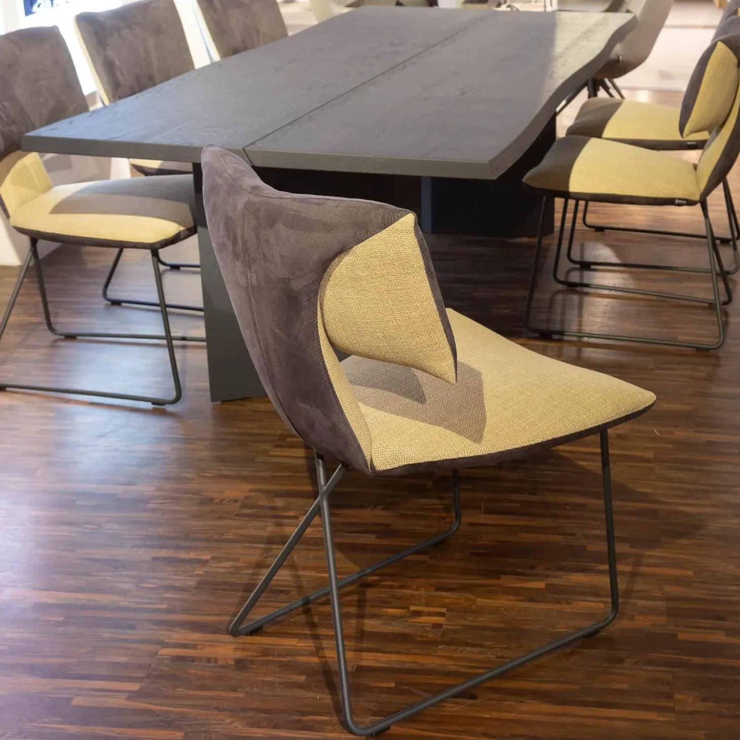 Esstisch Kilva Platte Kernesche Gebürstet Anthrazit Gebeizt Mittig Fuge Mit Baumkanenprofil Gestell Holz Anthrazit Ohne Stühle